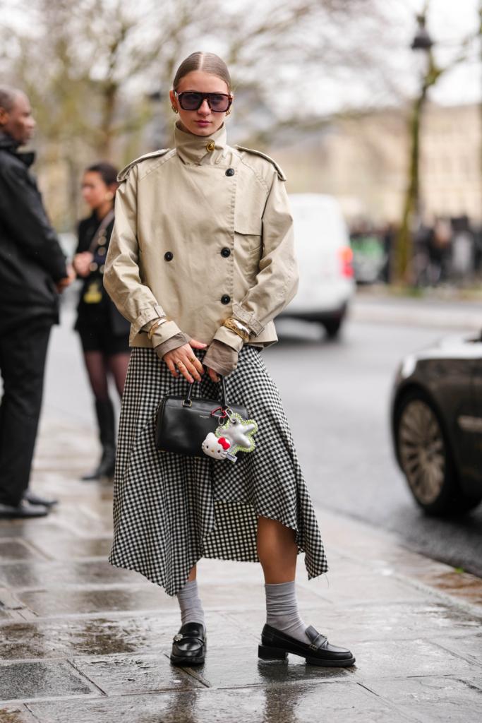 loafers met korte trenchcoat