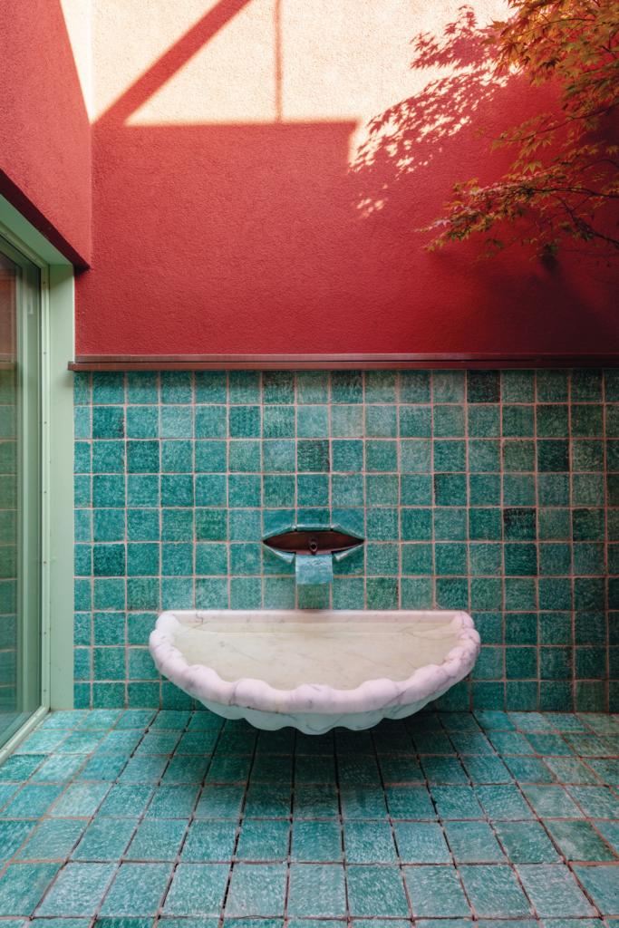 Binnenkoer in Anzegem. ‘Hier wilden we een miniversie van het Yves Saint-Laurent-museum in Marrakesh creëren. Het bassin in carraramarmer is een antiek stuk uit Engeland. De tegels lieten we produceren in Sicilië.’