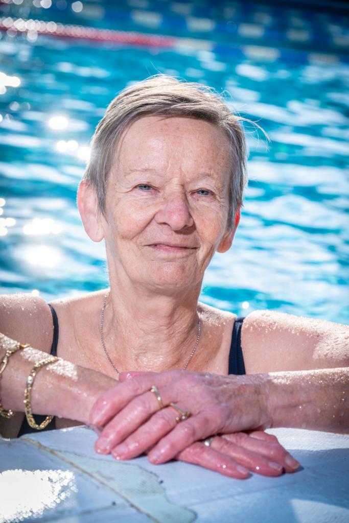 Oudere zwemster in het water