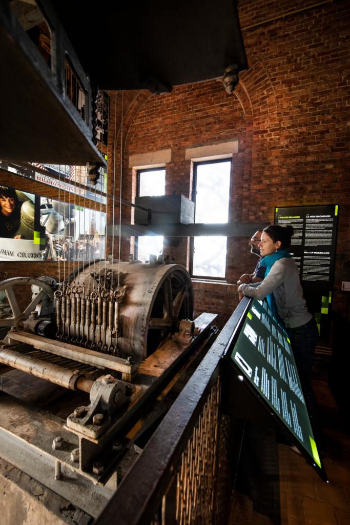 Bezoekers kijken naar oud interieur.