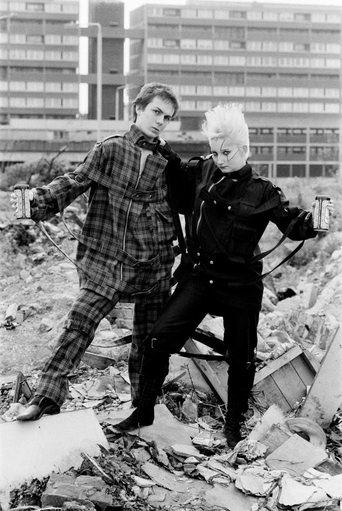 Punkiconen Jordan (Pamela Rooke) en Six (Simon Barker) in Vivienne Westwood in 1977.