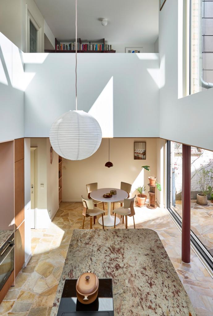 Door de vide valt het zonlicht royaal naar binnen. Als de terrasdeuren openstaan, voelt het alsof je buiten kookt.