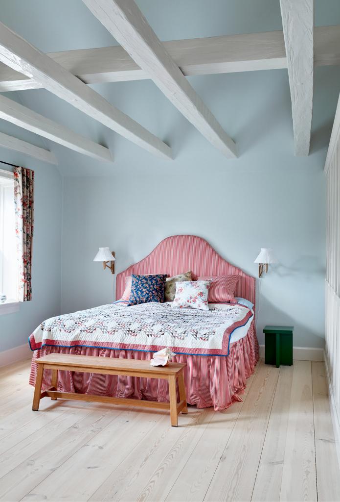 De Sax-wandlampjes zijn van Le Klint, de vintage patchwork quilt komt uit Amerika. De dominante kleuren in huis zijn blauw en roze – veelal van het Britse verfmerk Farrow & Ball.