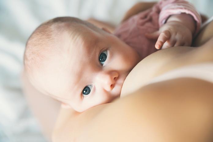 Pour la première fois, une femme transgenre a pu allaiter son enfant
