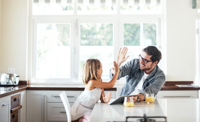 père-qui-complimente-son-enfant