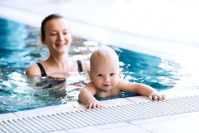 bébé-à-la-piscine