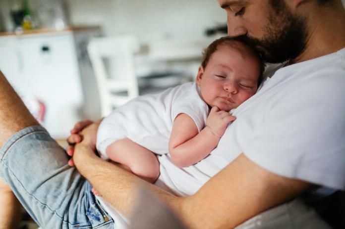 papa met baby
