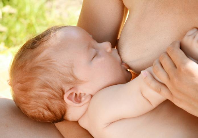 maman-allaitant-son-enfant