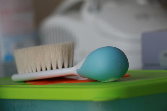 brosse-à-cheveux-de-bébé