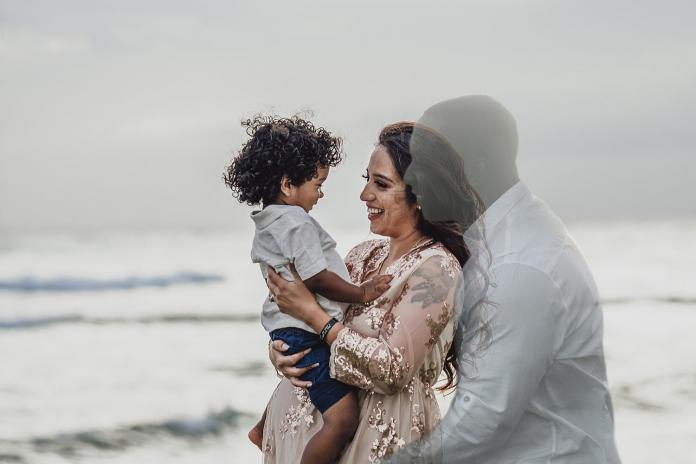 Une future maman intègre son défunt mari dans son shooting de grossesse
