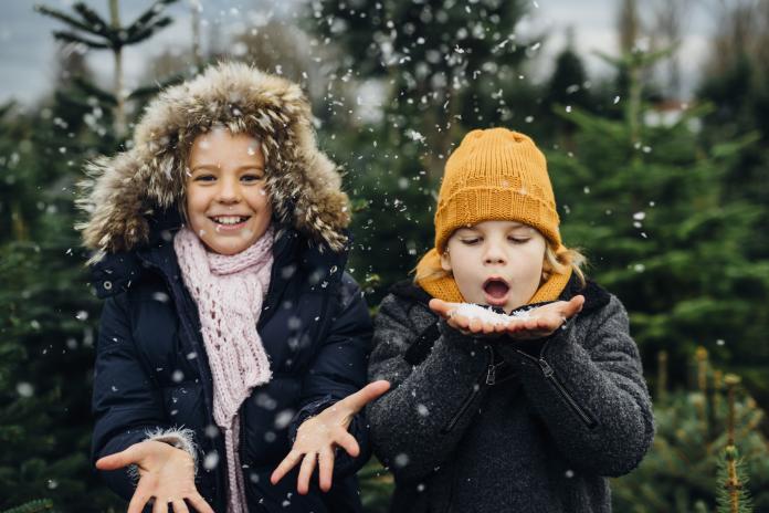 Spelende kinderen in sneeuw tijdens kerstvakantie kerstvakantie
