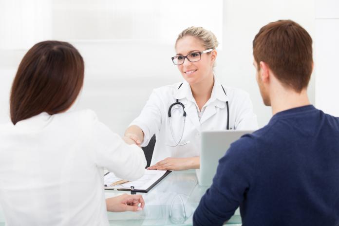 Doctor Shaking Hands With Couple vruchtbaarheidsbehandeling