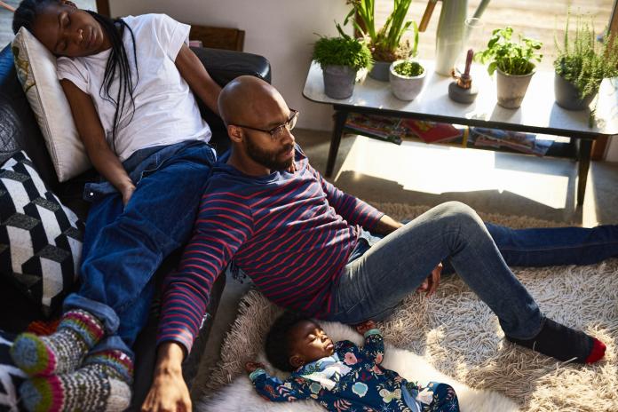 Parents with baby son resting slaaptekort jonge ouders