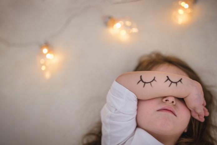 Sleepy toddler girl in bed Dag van de slaap