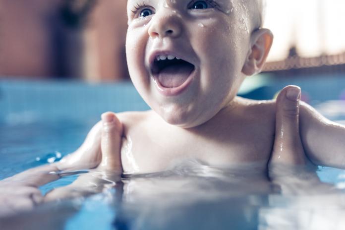 I am ready to go underwater babyzwemmen