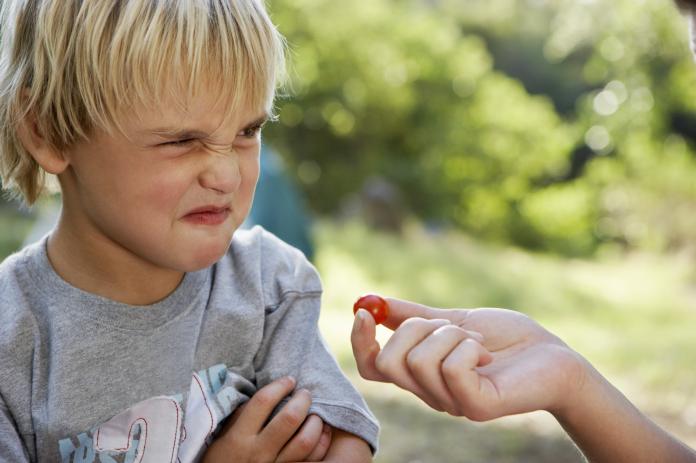 Boy Refusing to Eat Cherry Tomato niet lusten