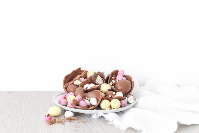 Chocolate Easter eggs on a plate te veel chocolade paaseieren