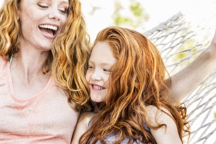 Happy mother and daughter in hammock mama volgens sterrenbeeld