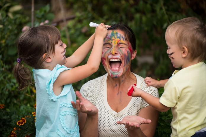 Too much creativity - children painting mother's face mama kinderen