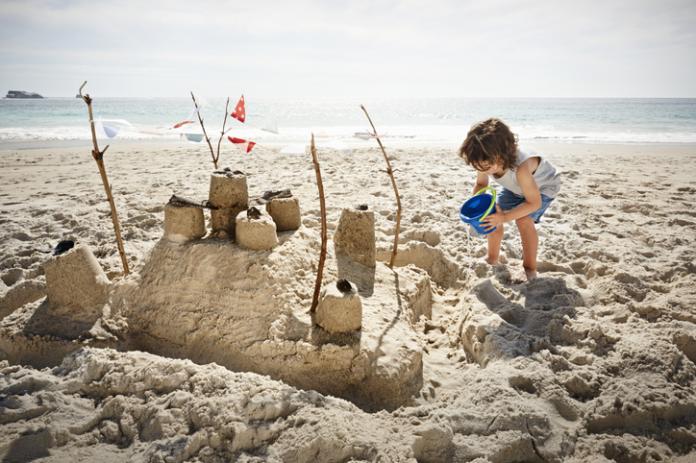 spelen op het strand spelen op het strand
