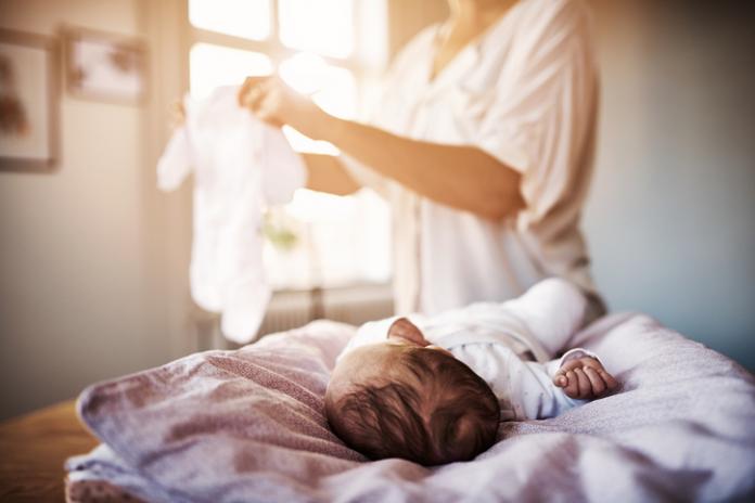 baby aankleden baby aankleden