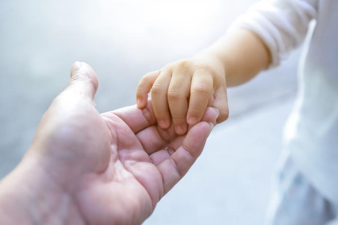 holding baby hand dubbele familienaam