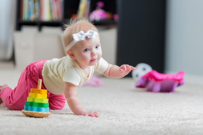 Beautiful crawling baby girl kruipen