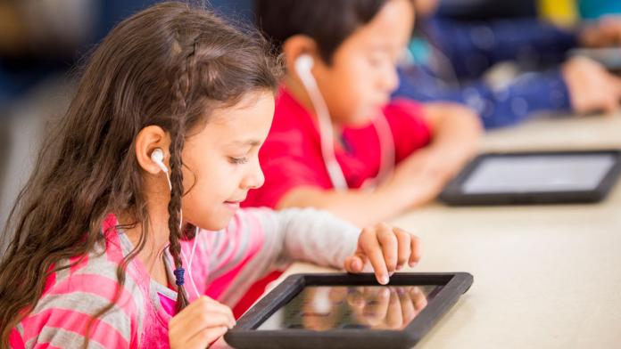 Handschrift kinderen wordt steeds slechter Kind op tablet
