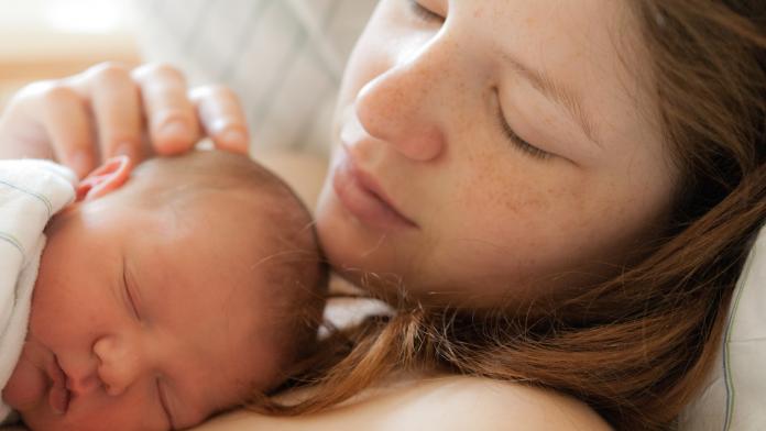 Selon Une Etude Un Enfant Devrait Dormir Avec Sa Maman Jusqu A Ses 3 Ans Femmes D Aujourd Hui Mamans