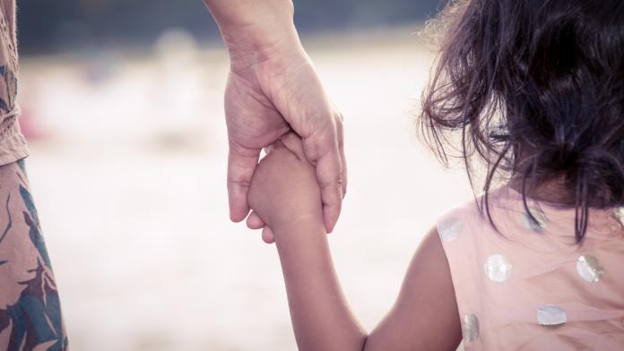 La parentalité positive, vrai avancée pédagogique ou idéal impossible? Une experte nous répond