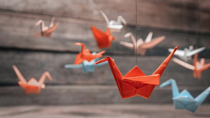 DIY: de jolis origami à suspendre dans la chambre de bébé