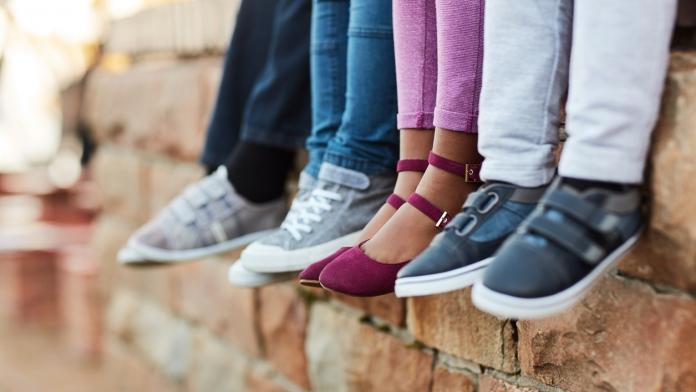 Deze communieschoenen draag je een hele zomer lang - Libelle Mama