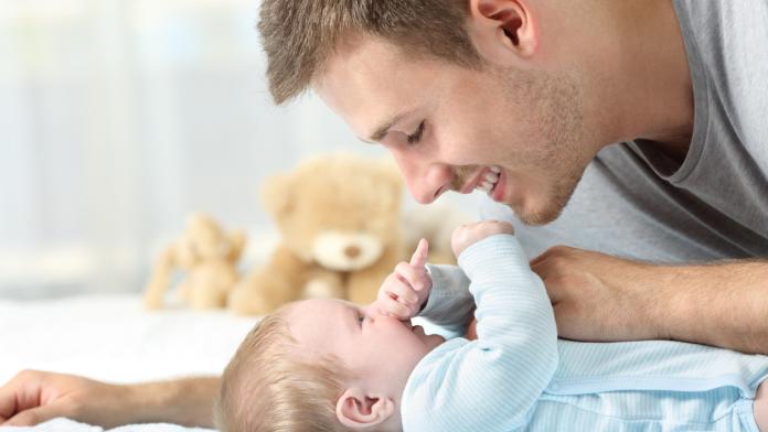 Les Bebes Qui Ressemblent A Leur Papa Sont En Meilleure Sante Selon Une Etude Femmes D Aujourd Hui Mamans