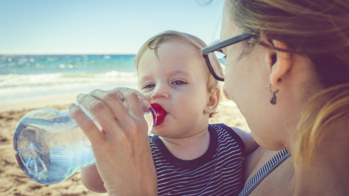 Insolation: les bons réflexes pour protéger votre enfant!