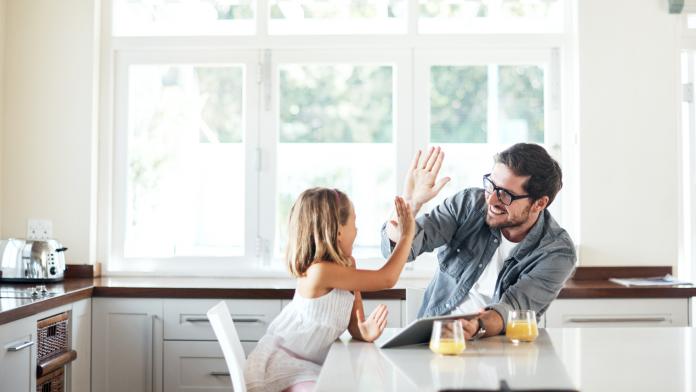 père-qui-complimente-son-enfant