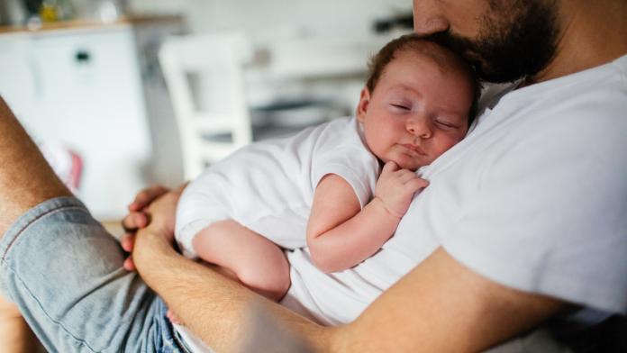 papa met baby