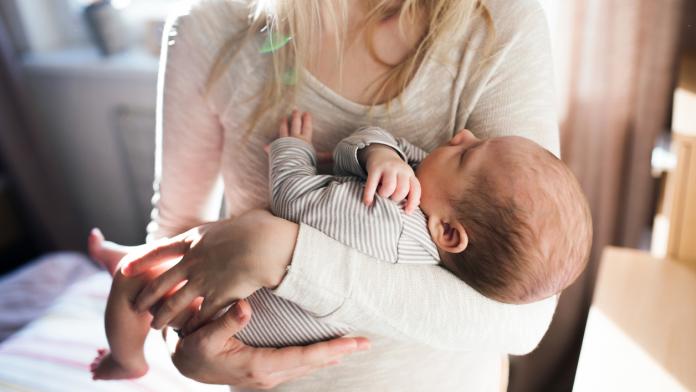 En Bercant Bebe Les Jeunes Parents Marchent L Equivalent De 28 Marathons Femmes D Aujourd Hui Mamans