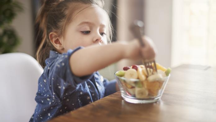 8 tips om je kind meer fruit te laten eten