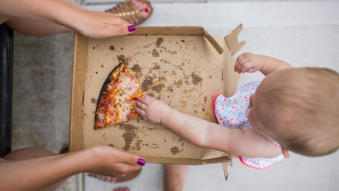 On Adore Une Maman Utilise Des Pizzas Pour Photographier Les Moisniversaire De Son Bebe Femmes D Aujourd Hui Mamans