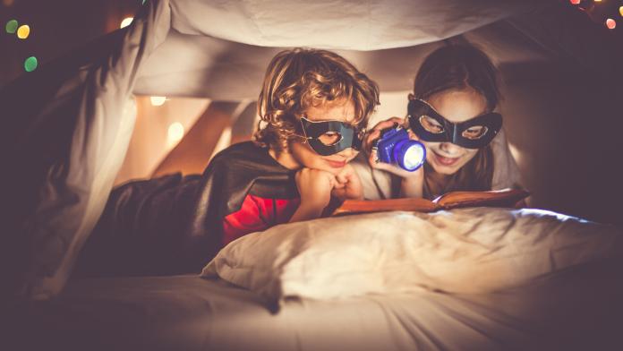 Children reading a book past their bedtime kinderen lezen