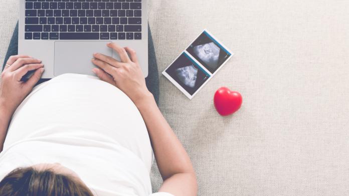 Femmes enceinte sur Internet