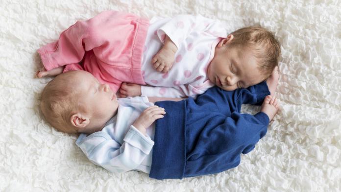 Comment les vêtements pour bébés sont-ils devenus genrés?