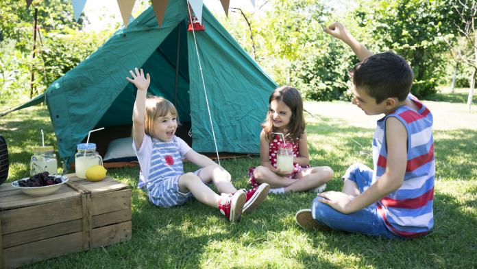 Little friends having backyard party vakantiegevoel