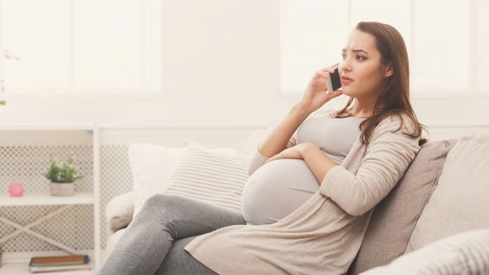 Worried pregnant woman talking on her smartphone weeënremmers