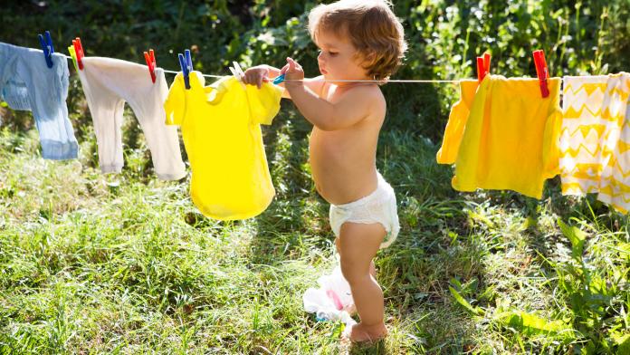 La surprenante astuce pour nettoyer les vêtements de bébé sans produits