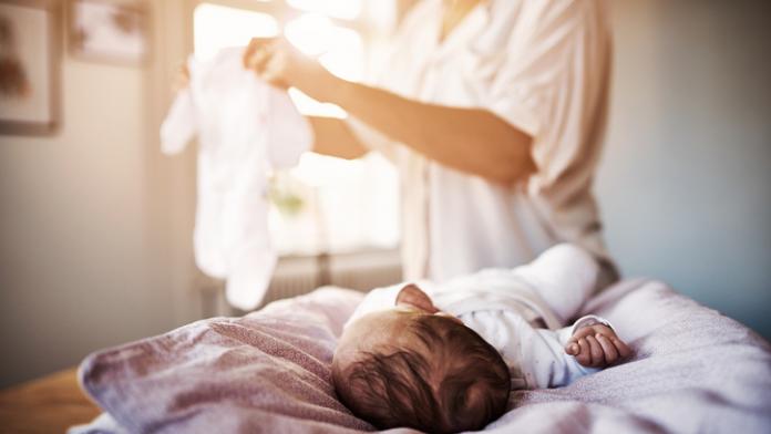 baby aankleden baby aankleden