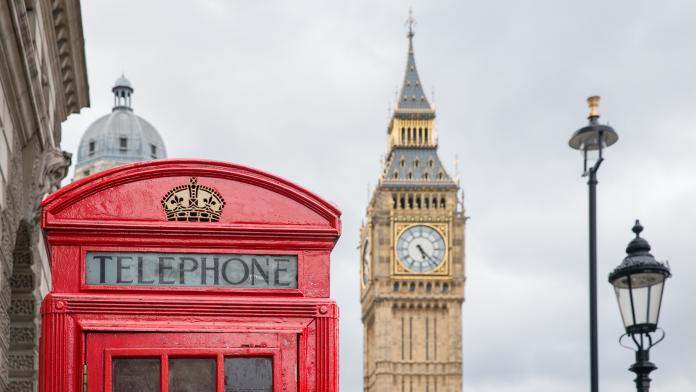 Red call box at Parliament square near Big Ben in London Britse babynamen