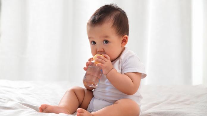 Lovely baby Baby water drinken
