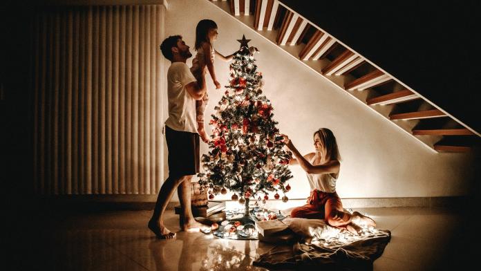 Jusqu’où les parents vont-ils pour créer la magie de Noël?