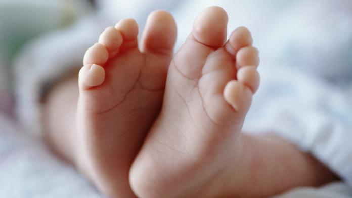Newborn baby (0-3 months), close-up of feet populairste voornamen van 2019